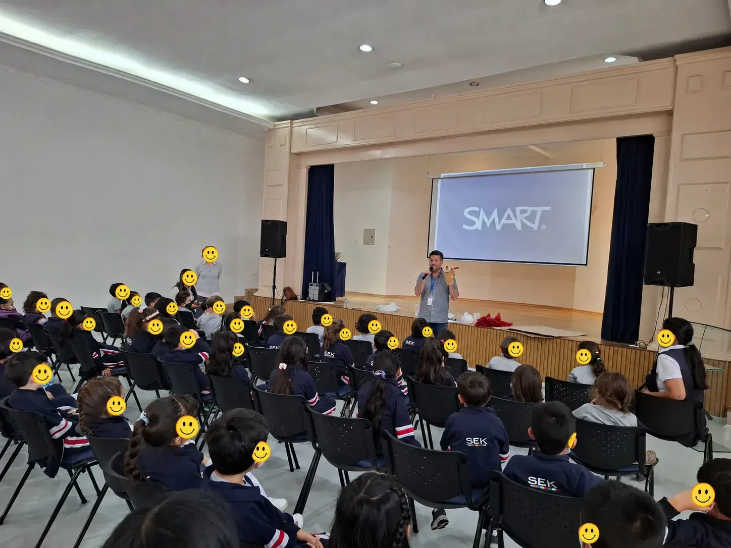 Un grupo de escolares sentados frente al escenario durante un taller de La Fábrica de Cuentos Sonoros