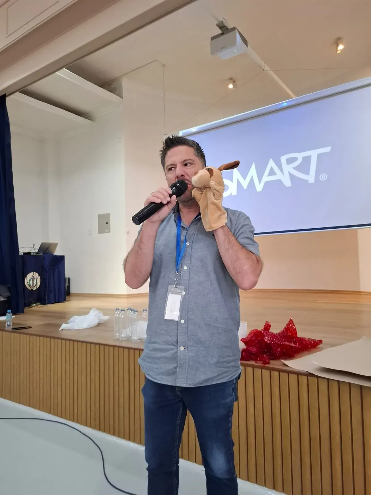 Narración en vivo con micrófono y un títere durante un taller